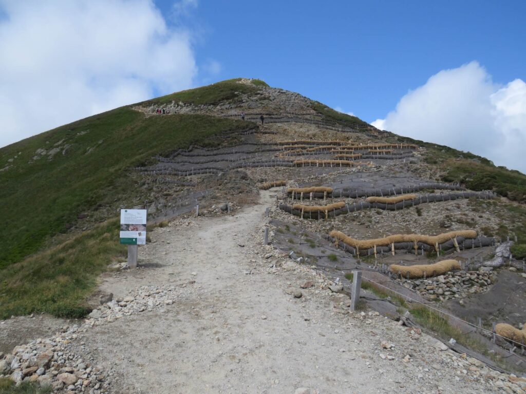 Der letzte Anstieg zum Gipfel. Hinter dem Fotografen (nicht im Bild) ist eine Seilbahnstation mit der auch normale Touristen den Gipfel ohne Wanderung erreichen können.