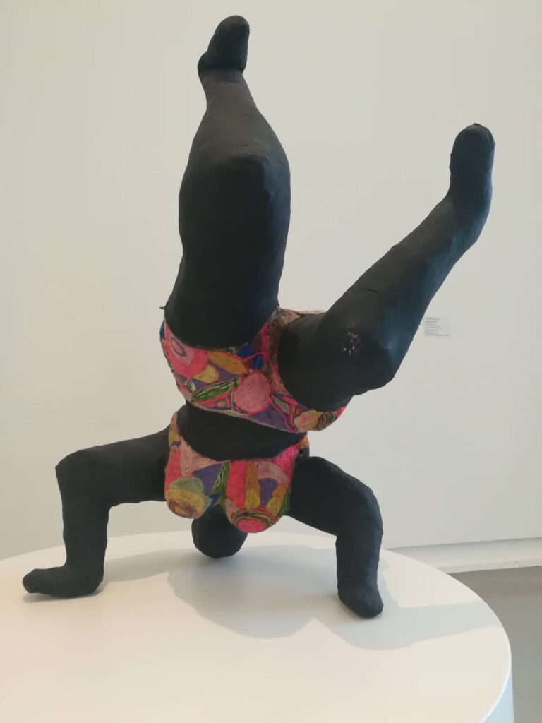 Nana noire upside-down von Niki de Saint Phalle