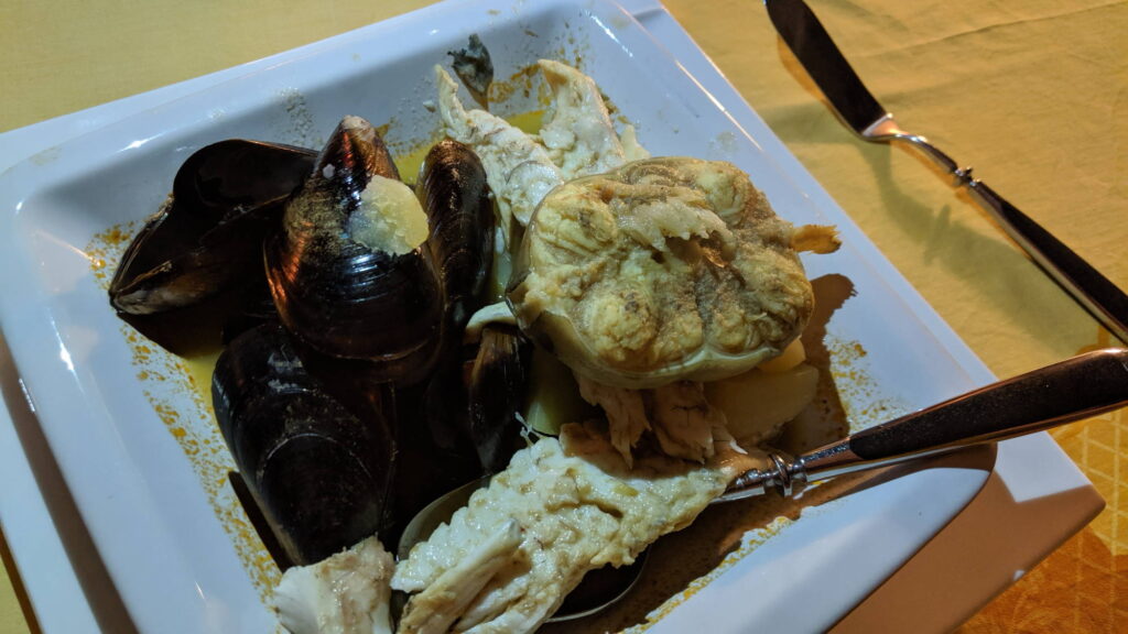 Fisch mit Muscheln und Kartoffeln - Teil der Bouillabaisse