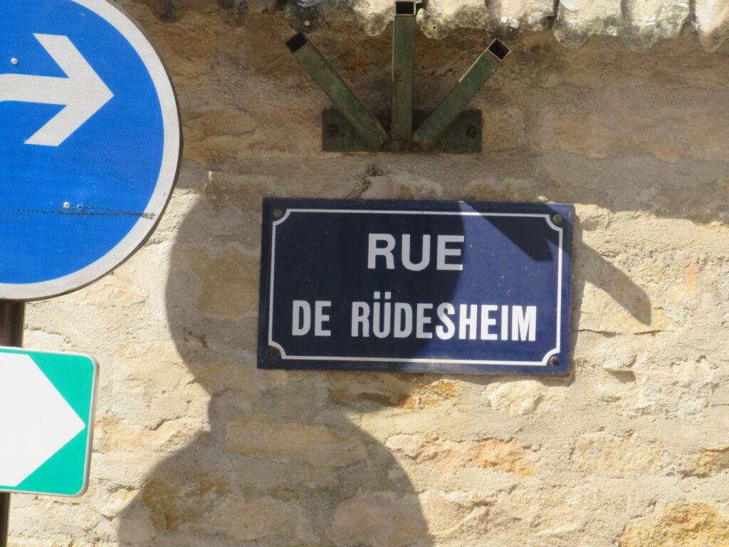 Trotz geschlossenen Weinkellers: Große Freude löste dieser Straßenname in Meursault bei mir aus