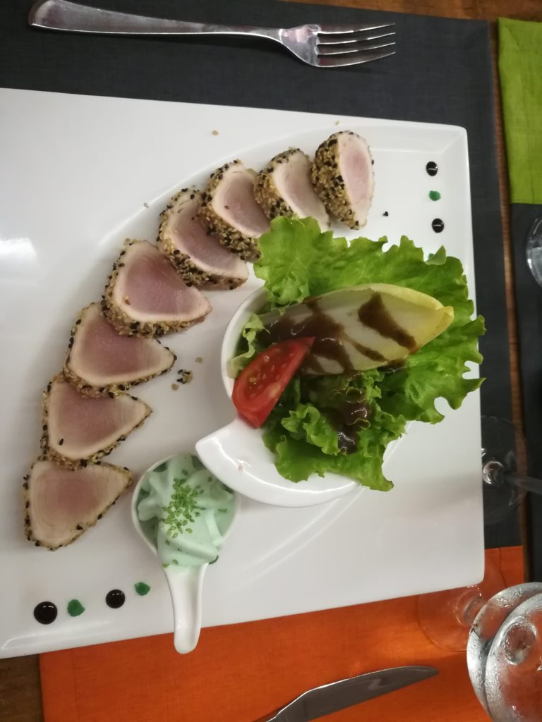 Tataki (halbroher Thunfisch) im Sesammantel im La Savane