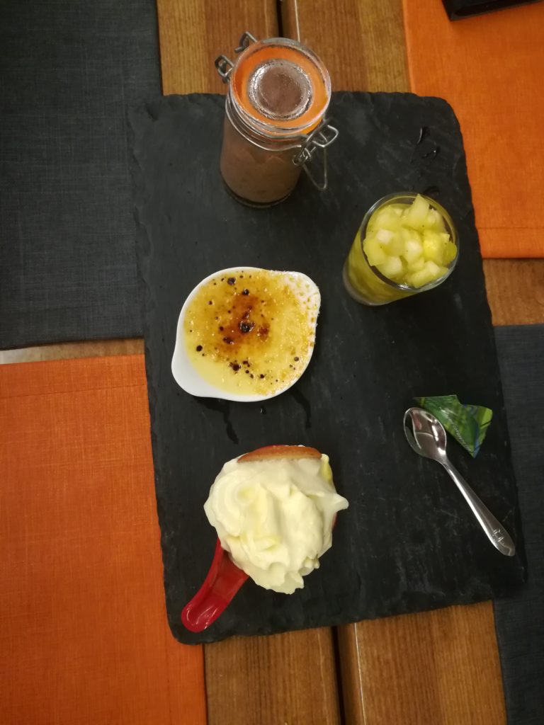 Schokomousse, Ananas mit Basilikum, Creme Brulee mit Limette und Passionsfruchsoufflee im La Savane