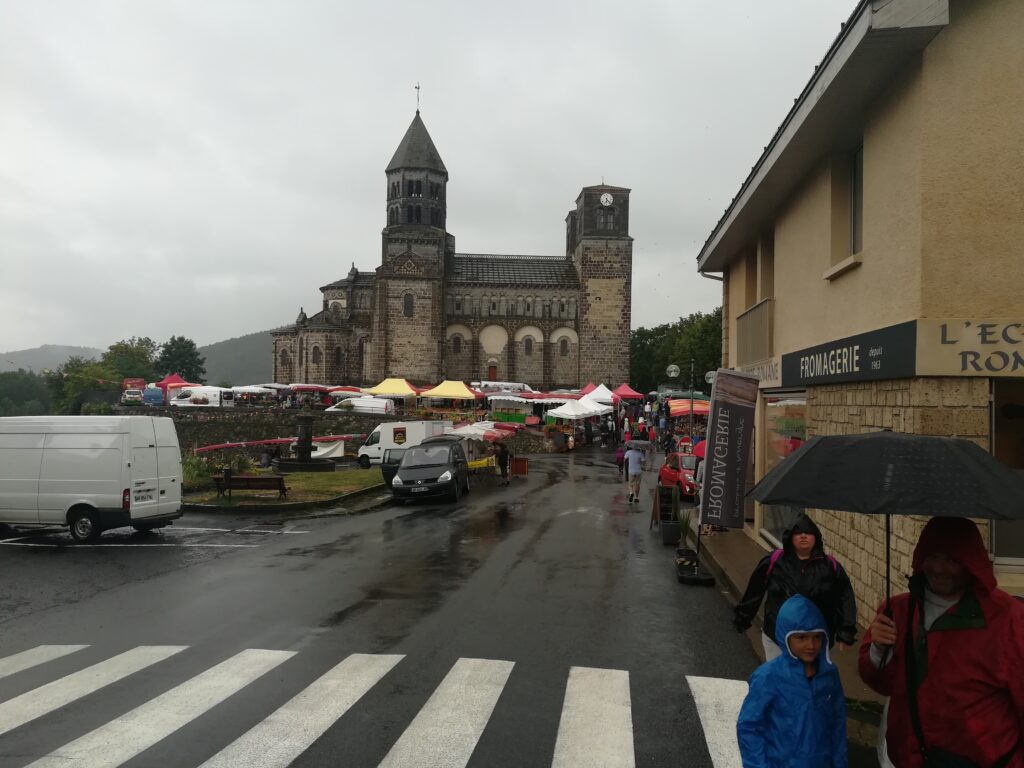 Markt vor Kirche in Saint-Nectaire