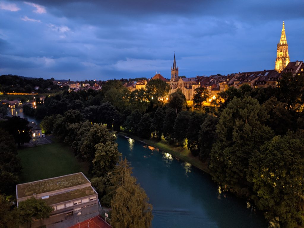 Blick auf Bern und Aare im späten Abendlicht