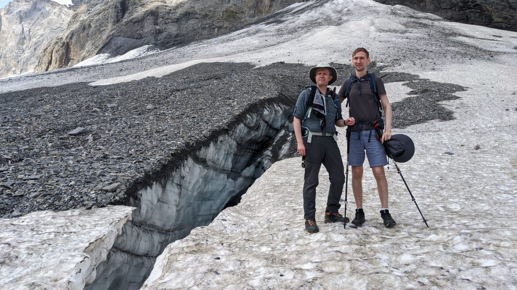 Gletscher mit Gletscherspalte und Andreas und Moritz
