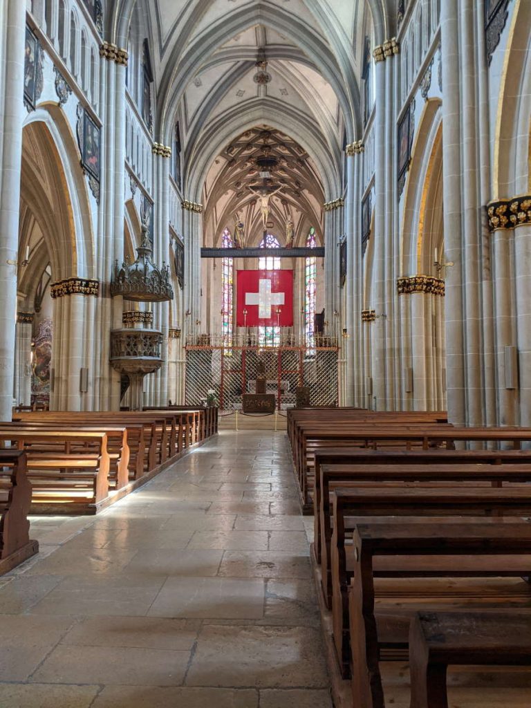 Der Nationalstolz der Schweizer geht sogar soweit, dass die Flagge in der Kirche angebetet wird