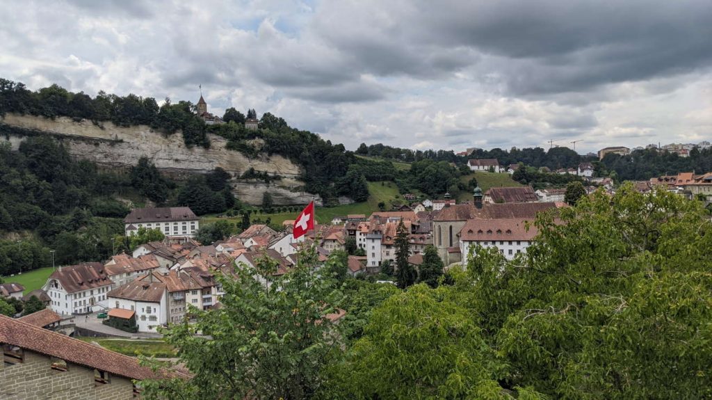 Altstadt Fribourgs mit Flagge