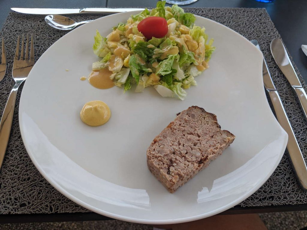 Salat, Terrine und ein scharfer Klecks Senf