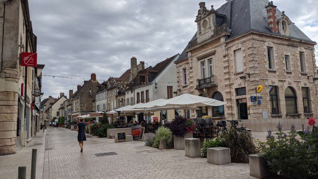 Die kleine Innenstadt von Nuits-Saint-Georges, dem nächstgrößeren Ort bei unserer Unterkunft   