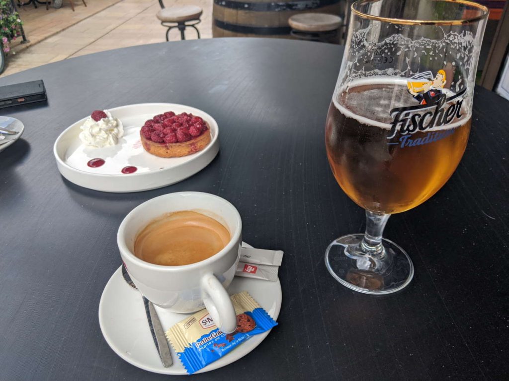 Kaffee, Bier und Kuchen - die perfekte Urlaubnachmittagsmischung