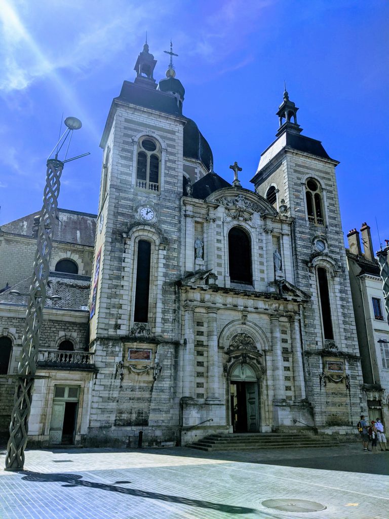 Sehr barock aussehende Kirche im Zentrum der Stadt