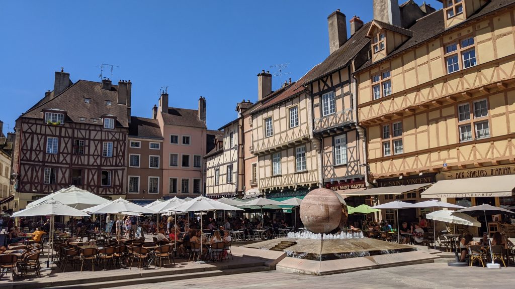 Mittelaltermarktplatz von Chalon-sur-Saône (irgendwie nicht mehr ganz mittelalterlich) 