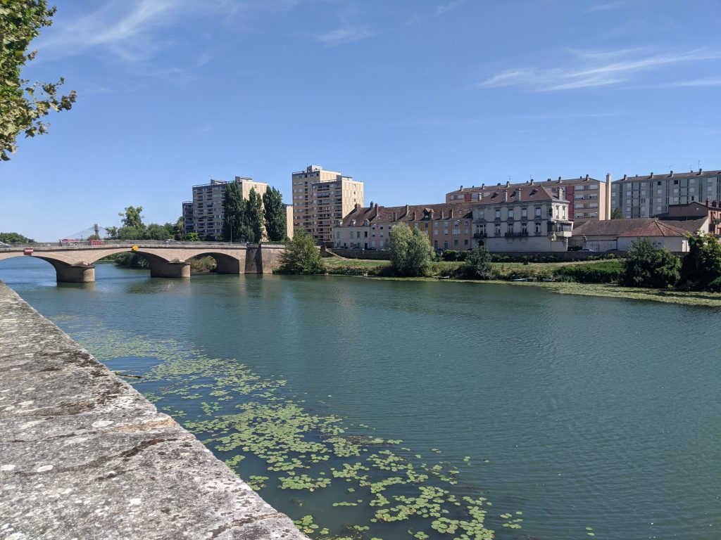 Blick auf die Saône mit Plattenbauten gegenüber der Mittelalterstadt (voll eklektisch!)