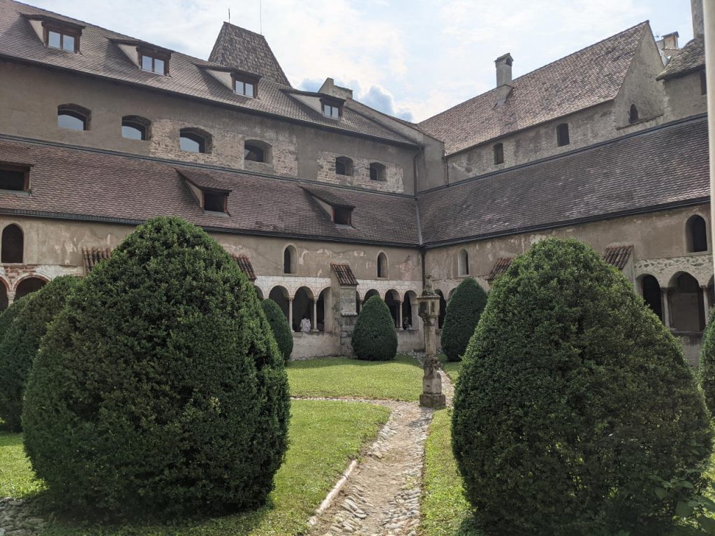 Klostergarten mit Kreuzgang