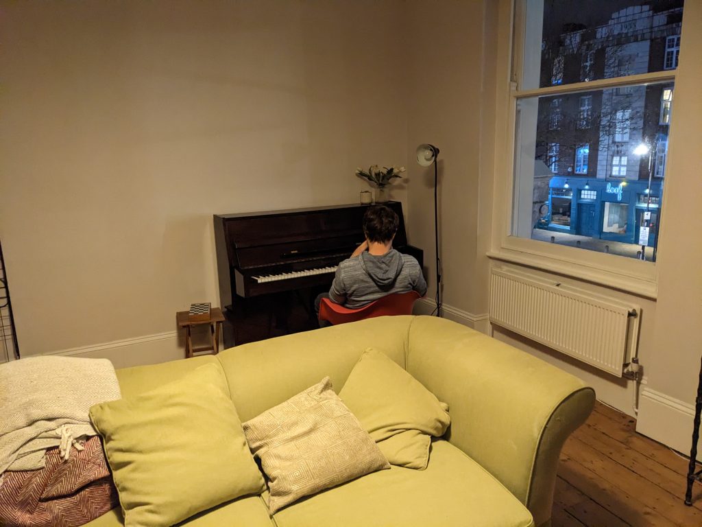 Frank zaubert am Klavier