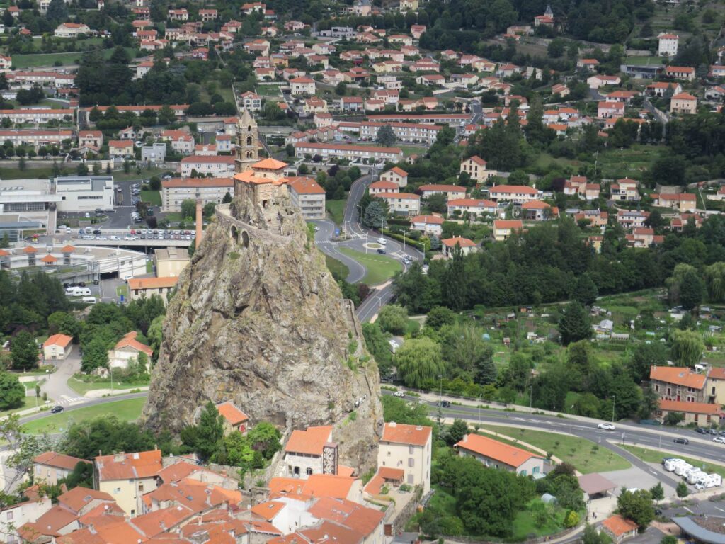 Das Kloster von Le Puy steht auch auf einem Felsen