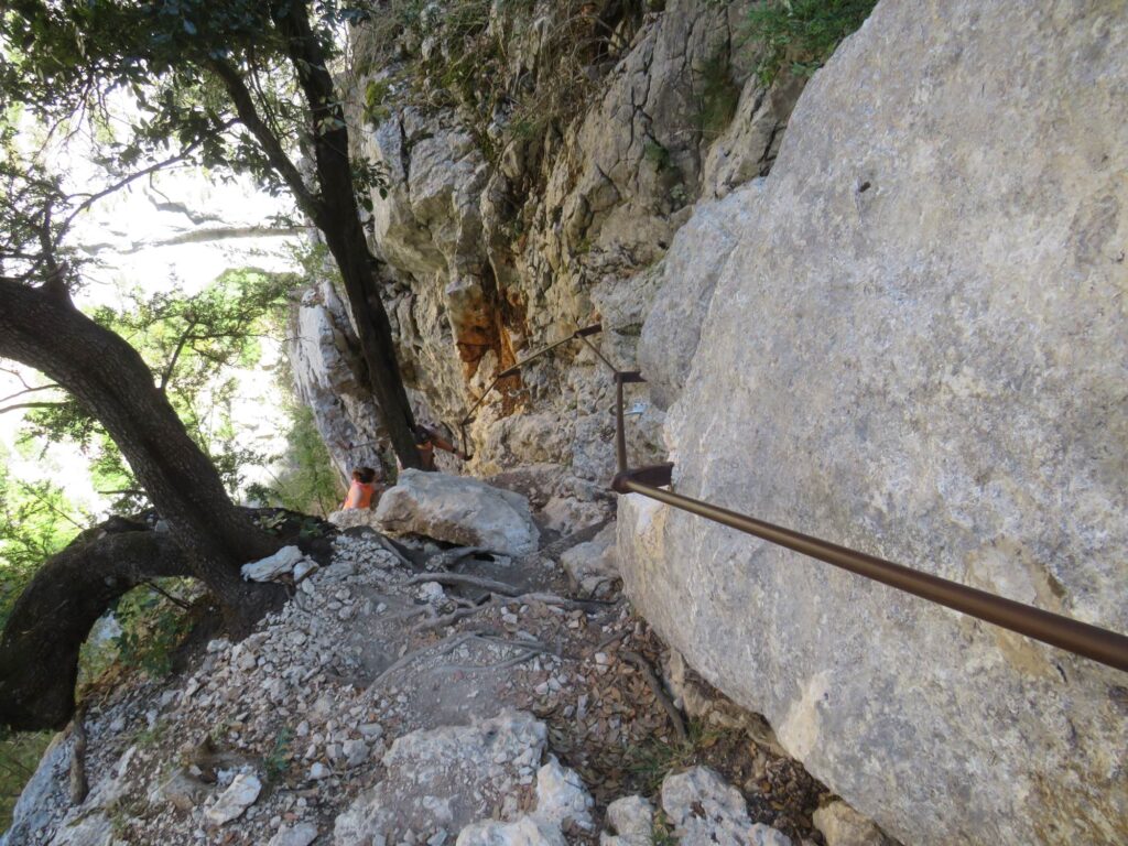 Geländer im Fels zum Klettern