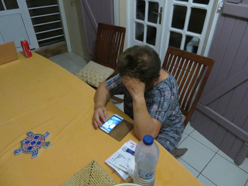 Ausruhen: Mutti spielt Karten auf dem Telefon