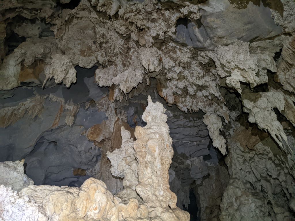 Stalaktiten und -miten in der Höhle
