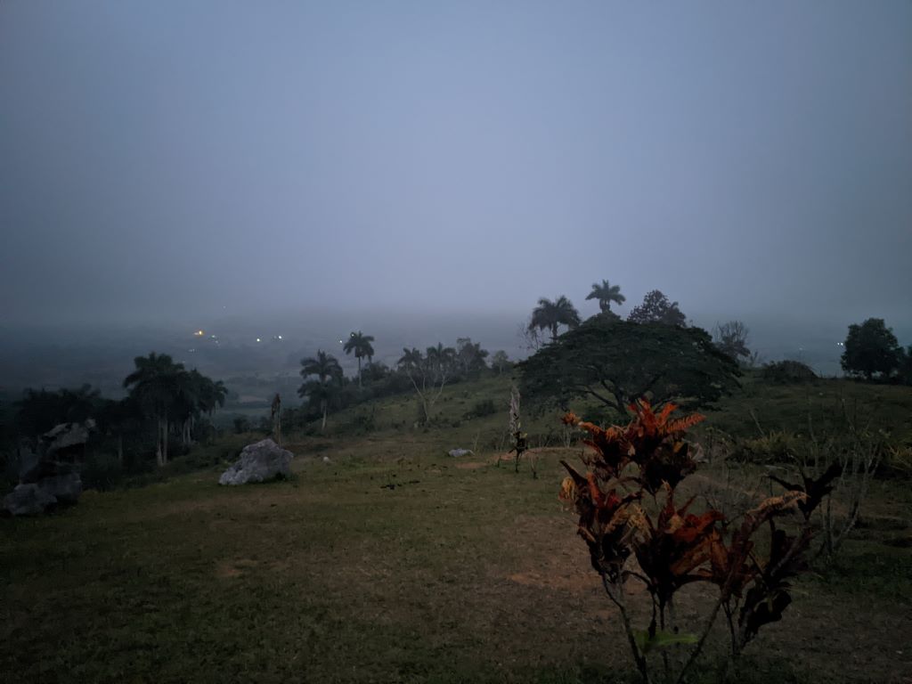 Das Tal vor Sonnenaufgang im Nebel
